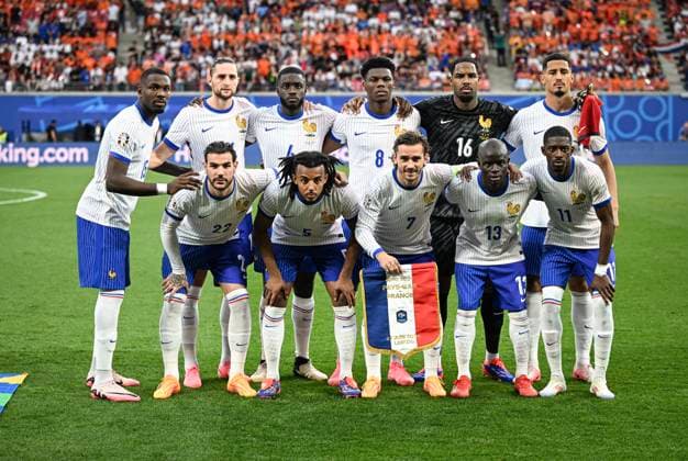 Fussball Euro 2024 Gruppe D 21.06.2024 Niederlande - Frankreich Mannschaftsbild Frankreich; Marcus Thuram, Adrien Rabiot, Dayot Upamecano, Aurelien Tchouameni, Torwart Mike Maignan, William Saliba (hinten v.li.) Theo Hernandez, Jules Kounde, Antoine Griezmann, N Golo Kante und Ousmane Dembele (vorn v.li.)