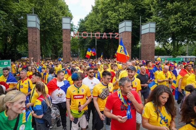 UEFA EURO, EM, Europameisterschaft,Fussball 2024 - Impressionen rund um das Spiel Belgien - Rumänien am 22.06.2024 in Köln Rumänische Fans auf dem Weg ins Stadion