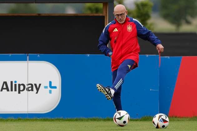 Spain s head coach Luis de la Fuente attends the training session of the Spanish national team, Nationalteam held in Donaueschingen, Germany, 23 June 2024. Spain will face Albania in a Euro2024 soccer match on 24 June. Training session of Spain !ACHTUNG: NUR REDAKTIONELLE NUTZUNG!  Copyright: xJJxGuillenx GRAF5585 20240623-55013952130_1