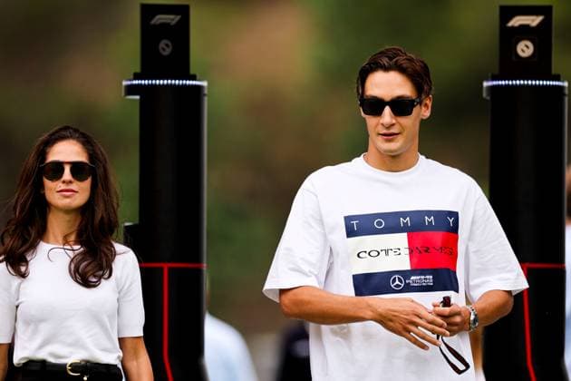 George Russell of Great Britain and Mercedes and Carmen Montero Mundt gestikuliert, Gestik, Race, F1 Grand Prix of Spain, Circuit de Barcelona-Catalunya am 23. June 2024 in Barcelona, Spain. (Foto von Diogo Cardoso DeFodi Images) George Russell of Great Britain and Mercedes and Carmen Montero Mundt gesture arriving in the paddock, Race, F1 Grand Prix of Spain, Circuit de Barcelona-Catalunya on June 23, 2024 in Barcelona, Spain. (Photo by Diogo Cardoso DeFodi Images) Defodi-645_f1spa20240623_0286