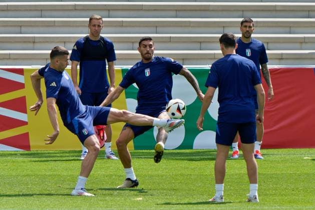 Alessandro Buongiorno of Italy in action against Lorenzo Pellegrini of Italy during UEFA EURO, EM, Europameisterschaft,Fussball 2024 - Italy training session, UEFA European Football Championship in Iserlohn, Germany, June 23 2024  Copyright: xx xx IPA_Agency_IPA47397973