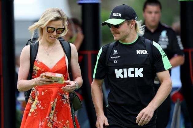 23.06.2024, xrarjax, Motorsport FIA Formel 1, Großer Preis von Spanien emspor, v.l. Paddock Valtteri Bottas (Sauber Stake F1 Team) Startnummer 77 mit seiner Freundin Tiffany Cromwell Barcelona