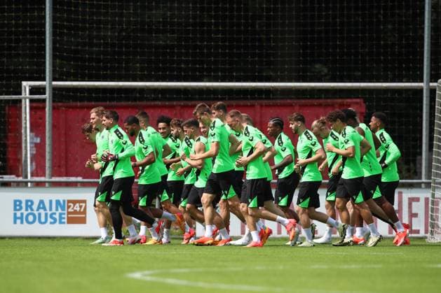 23.06.2024, xtgx, Fussball 2. Bundesliga, Hannover 96 Auftakttraining emspor, v.l. Mannschaft beim Warmlaufen(DFL DFB REGULATIONS PROHIBIT ANY USE OF PHOTOGRAPHS as IMAGE SEQUENCES and or QUASI-VIDEO) Hannover