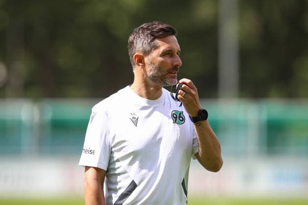 23.06.2024, xtgx, Fussball 2. Bundesliga, Hannover 96 Auftakttraining emspor, v.l. Stefan Leitl (Hannover, Trainer) Portrait, Portraet, Einzelbild (DFL DFB REGULATIONS PROHIBIT ANY USE OF PHOTOGRAPHS as IMAGE SEQUENCES and or QUASI-VIDEO) Hannover