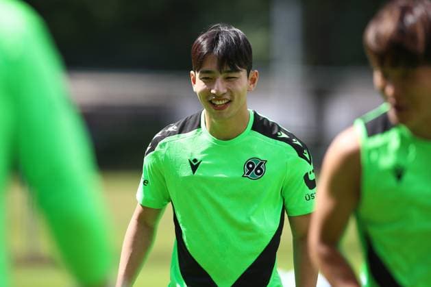 23.06.2024, xtgx, Fussball 2. Bundesliga, Hannover 96 Auftakttraining emspor, v.l. Hyunju Lee (Hannover) lacht, laechelt, positiv, zufrieden (DFL DFB REGULATIONS PROHIBIT ANY USE OF PHOTOGRAPHS as IMAGE SEQUENCES and or QUASI-VIDEO) Hannover