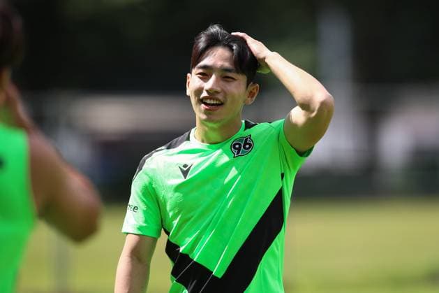 23.06.2024, xtgx, Fussball 2. Bundesliga, Hannover 96 Auftakttraining emspor, v.l. Hyunju Lee (Hannover) lacht, laechelt, positiv, zufrieden (DFL DFB REGULATIONS PROHIBIT ANY USE OF PHOTOGRAPHS as IMAGE SEQUENCES and or QUASI-VIDEO) Hannover