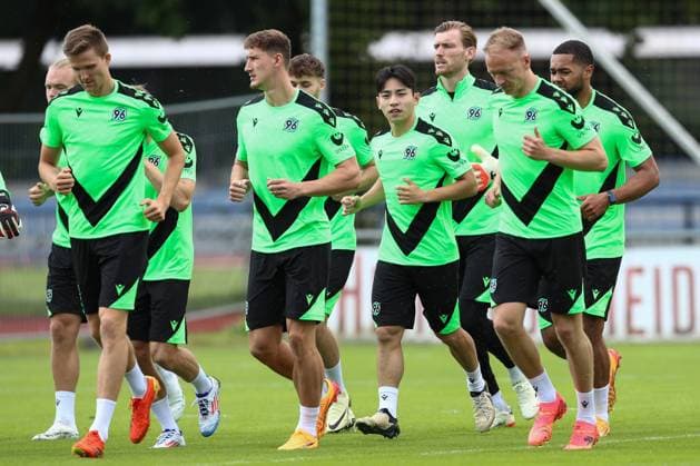 23.06.2024, xtgx, Fussball 2. Bundesliga, Hannover 96 Auftakttraining emspor, v.l. Hannover um Hyunju Lee (mitte) beim Warmlaufen (DFL DFB REGULATIONS PROHIBIT ANY USE OF PHOTOGRAPHS as IMAGE SEQUENCES and or QUASI-VIDEO) Hannover