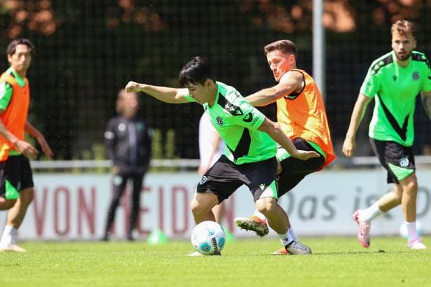 23.06.2024, xtgx, Fussball 2. Bundesliga, Hannover 96 Auftakttraining emspor, v.l. Hyunju Lee (Hannover), Enzo Leopold (Hannover, 8) Zweikampf, Duell, Kampf, tackle (DFL DFB REGULATIONS PROHIBIT ANY USE OF PHOTOGRAPHS as IMAGE SEQUENCES and or QUASI-VIDEO) Hannover