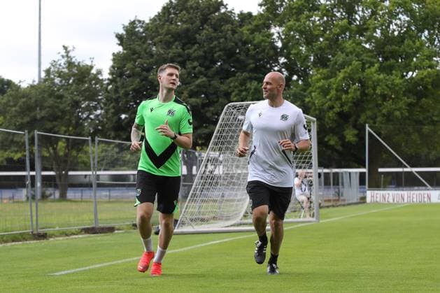 23.06.2024, xtgx, Fussball 2. Bundesliga, Hannover 96 Auftakttraining emspor, v.l. Josh Knight (Hannover) im Einzeltraining (DFL DFB REGULATIONS PROHIBIT ANY USE OF PHOTOGRAPHS as IMAGE SEQUENCES and or QUASI-VIDEO) Hannover