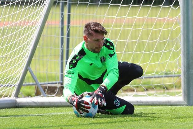 23.06.2024, xtgx, Fussball 2. Bundesliga, Hannover 96 Auftakttraining emspor, v.l. Ron Robert Zieler (Hannover, 16) Parade, haelt den Ball, faengt den Ball, pariert (DFL DFB REGULATIONS PROHIBIT ANY USE OF PHOTOGRAPHS as IMAGE SEQUENCES and or QUASI-VIDEO) Hannover