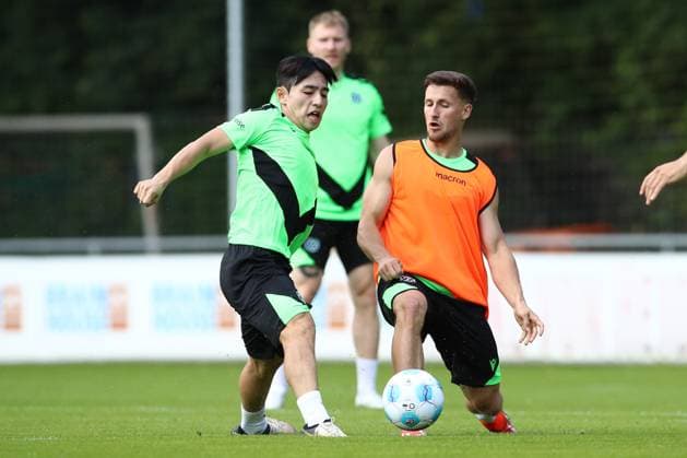 23.06.2024, xtgx, Fussball 2. Bundesliga, Hannover 96 Auftakttraining emspor, v.l. Hyunju Lee (Hannover), Enzo Leopold (Hannover, 8) Zweikampf, Duell, Kampf, tackle (DFL DFB REGULATIONS PROHIBIT ANY USE OF PHOTOGRAPHS as IMAGE SEQUENCES and or QUASI-VIDEO) Hannover