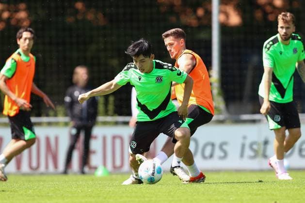 23.06.2024, xtgx, Fussball 2. Bundesliga, Hannover 96 Auftakttraining emspor, v.l. Hyunju Lee (Hannover), Enzo Leopold (Hannover, 8) Zweikampf, Duell, Kampf, tackle (DFL DFB REGULATIONS PROHIBIT ANY USE OF PHOTOGRAPHS as IMAGE SEQUENCES and or QUASI-VIDEO) Hannover