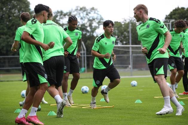 23.06.2024, xtgx, Fussball 2. Bundesliga, Hannover 96 Auftakttraining emspor, v.l. Hyunju Lee (Hannover) mitte (DFL DFB REGULATIONS PROHIBIT ANY USE OF PHOTOGRAPHS as IMAGE SEQUENCES and or QUASI-VIDEO) Hannover