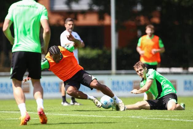 23.06.2024, xtgx, Fussball 2. Bundesliga, Hannover 96 Auftakttraining emspor, v.l. Jessic Ngankam (Hannover), Max Christiansen (Hannover, 13) Zweikampf, Duell, Kampf, tackle (DFL DFB REGULATIONS PROHIBIT ANY USE OF PHOTOGRAPHS as IMAGE SEQUENCES and or QUASI-VIDEO) Hannover