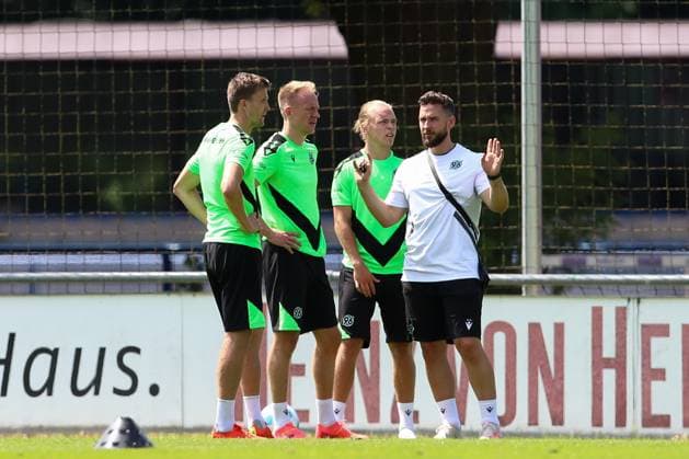 23.06.2024, xtgx, Fussball 2. Bundesliga, Hannover 96 Auftakttraining emspor, v.l. Phil Neumann (Hannover, 5), Havard Nielsen (Hannover, 1), Lars Gindorf (Hannover) im Einzeltraining (DFL DFB REGULATIONS PROHIBIT ANY USE OF PHOTOGRAPHS as IMAGE SEQUENCES and or QUASI-VIDEO) Hannover