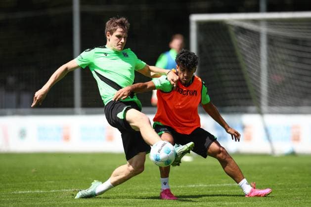 23.06.2024, xtgx, Fussball 2. Bundesliga, Hannover 96 Auftakttraining emspor, v.l. Fabian Kunze (Hannover, 6), Antonio Foti (Hannover) Zweikampf, Duell, Kampf, tackle (DFL DFB REGULATIONS PROHIBIT ANY USE OF PHOTOGRAPHS as IMAGE SEQUENCES and or QUASI-VIDEO) Hannover