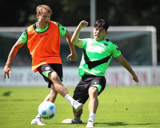 23.06.2024, xtgx, Fussball 2. Bundesliga, Hannover 96 Auftakttraining emspor, v.l. Jannik Dehm (Hannover), Hyunju Lee (Hannover) Zweikampf, Duell, Kampf, tackle (DFL DFB REGULATIONS PROHIBIT ANY USE OF PHOTOGRAPHS as IMAGE SEQUENCES and or QUASI-VIDEO) Hannover