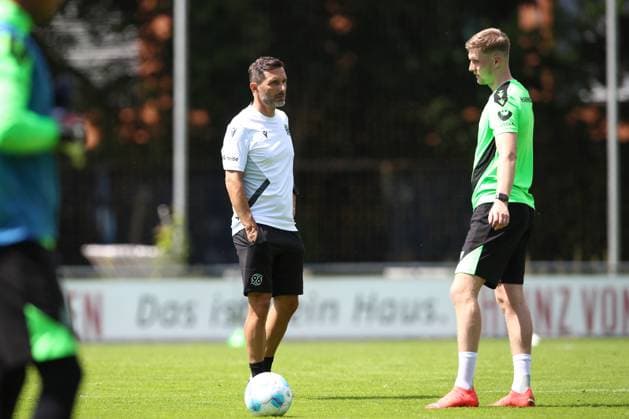 23.06.2024, xtgx, Fussball 2. Bundesliga, Hannover 96 Auftakttraining emspor, v.l. Stefan Leitl (Hannover, Trainer), Josh Knight (Hannover) (DFL DFB REGULATIONS PROHIBIT ANY USE OF PHOTOGRAPHS as IMAGE SEQUENCES and or QUASI-VIDEO) Hannover