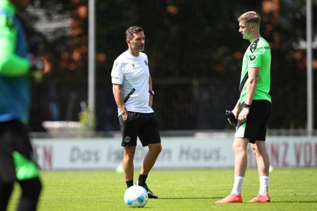23.06.2024, xtgx, Fussball 2. Bundesliga, Hannover 96 Auftakttraining emspor, v.l. Stefan Leitl (Hannover, Trainer), Josh Knight (Hannover) (DFL DFB REGULATIONS PROHIBIT ANY USE OF PHOTOGRAPHS as IMAGE SEQUENCES and or QUASI-VIDEO) Hannover