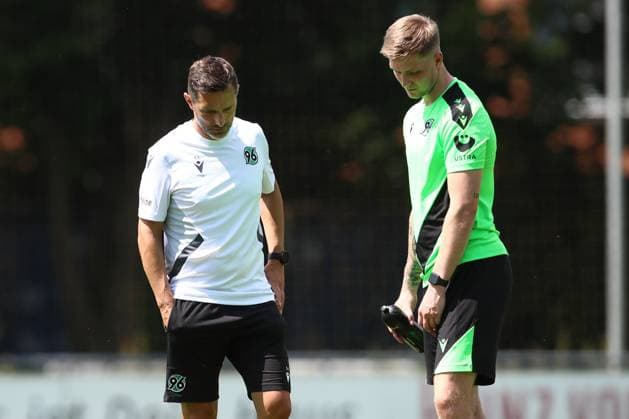 23.06.2024, xtgx, Fussball 2. Bundesliga, Hannover 96 Auftakttraining emspor, v.l. Stefan Leitl (Hannover, Trainer), Josh Knight (Hannover) (DFL DFB REGULATIONS PROHIBIT ANY USE OF PHOTOGRAPHS as IMAGE SEQUENCES and or QUASI-VIDEO) Hannover
