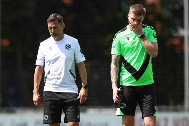 23.06.2024, xtgx, Fussball 2. Bundesliga, Hannover 96 Auftakttraining emspor, v.l. Stefan Leitl (Hannover, Trainer), Josh Knight (Hannover) (DFL DFB REGULATIONS PROHIBIT ANY USE OF PHOTOGRAPHS as IMAGE SEQUENCES and or QUASI-VIDEO) Hannover