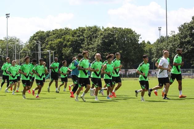23.06.2024, xtgx, Fussball 2. Bundesliga, Hannover 96 Auftakttraining emspor, v.l. Mannschaft beim Auslaufen (DFL DFB REGULATIONS PROHIBIT ANY USE OF PHOTOGRAPHS as IMAGE SEQUENCES and or QUASI-VIDEO) Hannover