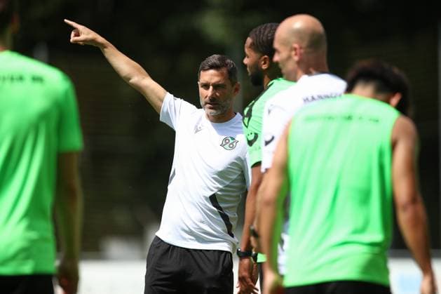 23.06.2024, xtgx, Fussball 2. Bundesliga, Hannover 96 Auftakttraining emspor, v.l. Stefan Leitl (Hannover, Trainer) gibt Anweisungen, gestikuliert mit den Armen, gesticulate, gives instructions (DFL DFB REGULATIONS PROHIBIT ANY USE OF PHOTOGRAPHS as IMAGE SEQUENCES and or QUASI-VIDEO) Hannover