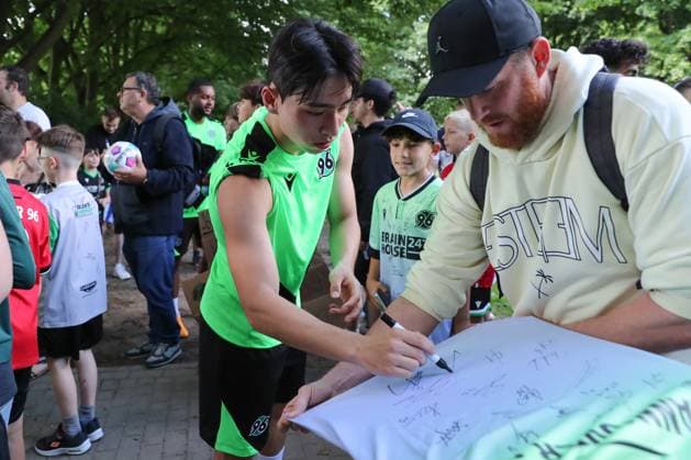 23.06.2024, xtgx, Fussball 2. Bundesliga, Hannover 96 Auftakttraining emspor, v.l. Hyunju Lee (Hannover) schreibt Autogramme (DFL DFB REGULATIONS PROHIBIT ANY USE OF PHOTOGRAPHS as IMAGE SEQUENCES and or QUASI-VIDEO) Hannover