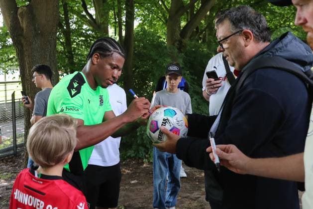 23.06.2024, xtgx, Fussball 2. Bundesliga, Hannover 96 Auftakttraining emspor, v.l. Jessic Ngankam (Hannover) schreibt Autogramme (DFL DFB REGULATIONS PROHIBIT ANY USE OF PHOTOGRAPHS as IMAGE SEQUENCES and or QUASI-VIDEO) Hannover