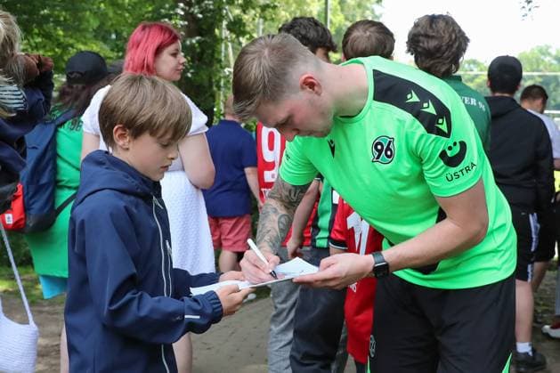 23.06.2024, xtgx, Fussball 2. Bundesliga, Hannover 96 Auftakttraining emspor, v.l. Josh Knight (Hannover) schreibt Autogramme (DFL DFB REGULATIONS PROHIBIT ANY USE OF PHOTOGRAPHS as IMAGE SEQUENCES and or QUASI-VIDEO) Hannover