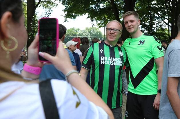 23.06.2024, xtgx, Fussball 2. Bundesliga, Hannover 96 Auftakttraining emspor, v.l. Josh Knight (Hannover) macht Fotos mit Fans (DFL DFB REGULATIONS PROHIBIT ANY USE OF PHOTOGRAPHS as IMAGE SEQUENCES and or QUASI-VIDEO) Hannover