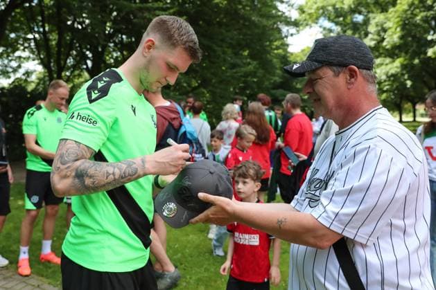 23.06.2024, xtgx, Fussball 2. Bundesliga, Hannover 96 Auftakttraining emspor, v.l. Josh Knight (Hannover) schreibt Autogramme (DFL DFB REGULATIONS PROHIBIT ANY USE OF PHOTOGRAPHS as IMAGE SEQUENCES and or QUASI-VIDEO) Hannover
