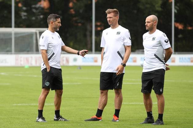 23.06.2024, xtgx, Fussball 2. Bundesliga, Hannover 96 Auftakttraining emspor, v.l. Stefan Leitl (Hannover, Trainer) (links) (DFL DFB REGULATIONS PROHIBIT ANY USE OF PHOTOGRAPHS as IMAGE SEQUENCES and or QUASI-VIDEO) Hannover