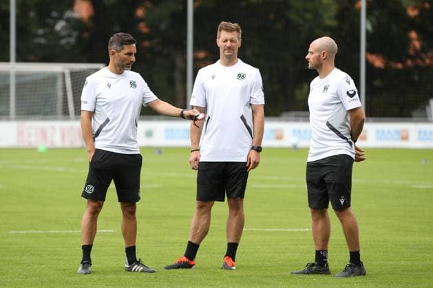 23.06.2024, xtgx, Fussball 2. Bundesliga, Hannover 96 Auftakttraining emspor, v.l. Stefan Leitl (Hannover, Trainer) (links) (DFL DFB REGULATIONS PROHIBIT ANY USE OF PHOTOGRAPHS as IMAGE SEQUENCES and or QUASI-VIDEO) Hannover