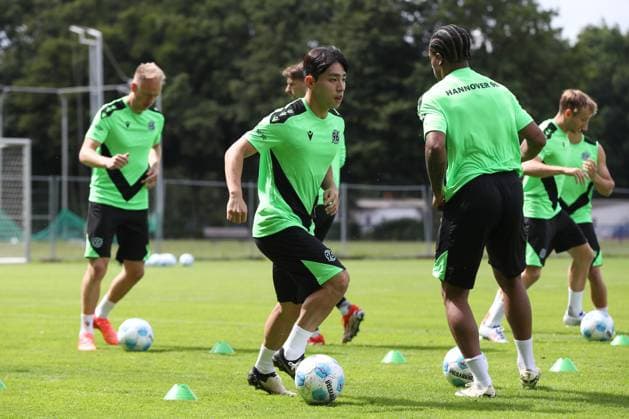 23.06.2024, xtgx, Fussball 2. Bundesliga, Hannover 96 Auftakttraining emspor, v.l. Hyunju Lee (Hannover) am Ball (DFL DFB REGULATIONS PROHIBIT ANY USE OF PHOTOGRAPHS as IMAGE SEQUENCES and or QUASI-VIDEO) Hannover