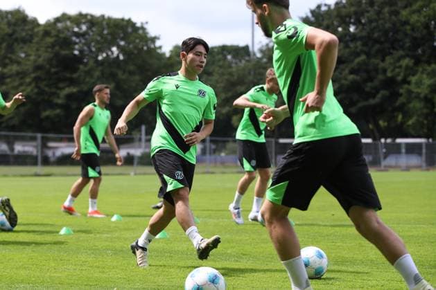 23.06.2024, xtgx, Fussball 2. Bundesliga, Hannover 96 Auftakttraining emspor, v.l. Hyunju Lee (Hannover) am Ball (DFL DFB REGULATIONS PROHIBIT ANY USE OF PHOTOGRAPHS as IMAGE SEQUENCES and or QUASI-VIDEO) Hannover