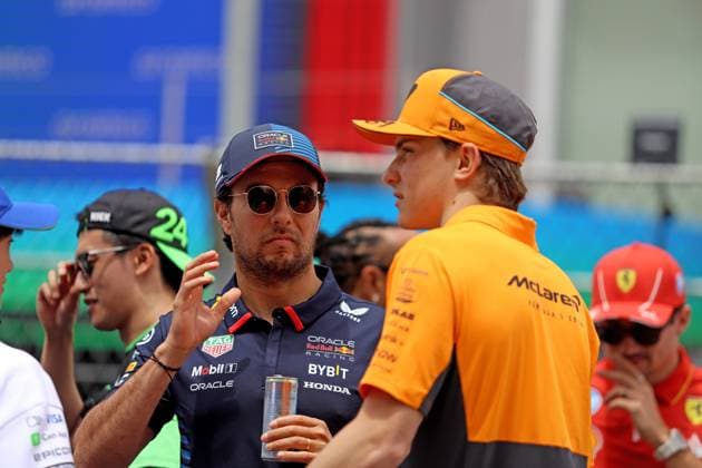 23.06.2024, xrarjax, Motorsport FIA Formel 1, Großer Preis von Spanien emspor, v.l. Fahrerparade Sergio Perez (Oracle Red Bull Racing) Startnummer 11 Oscar Piastri (McLaren) Startnummer 81 Barcelona