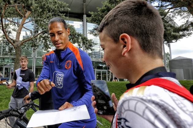WOLFSBURG,23-06-2024, Training Camp of Team Netherlands in preparation of EURO 2024. Press meeting with players in the Volkswagen Autostadt Paviljoen. Virgil van Dijk Team Netherlands 23-6-2024  x25573453x Copyright: