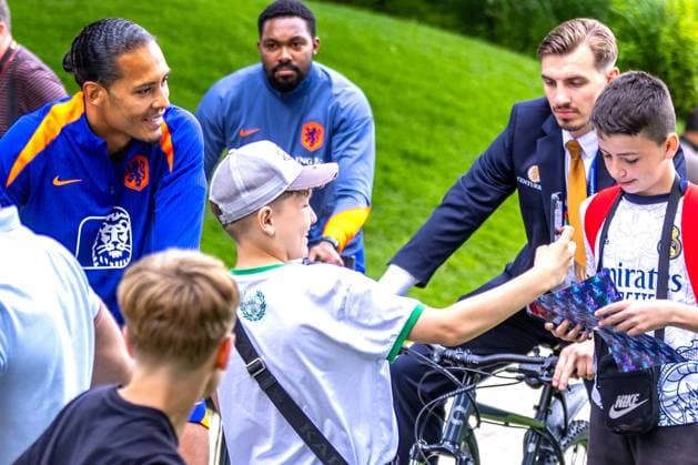 2024-06-23 Media Table Session Netherlands WOLFSBURG, GERMANY - JUNE 23: a fan makes a selfie with Virgil van Dijk of the Netherlands during the media table sessions at Autostadt on June 23, 2024 in Wolfsburg, Germany. (Photo by Peter Lous BSR Agency) Wolfsburg Germany Content not available for redistribution in The Netherlands directly or indirectly through any third parties. Copyright: xBSRxAgencyx