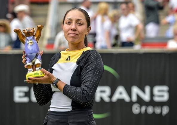 Tennis, WTA, Tennis Damen Turnier in Berlin 23.06.2024, xdanx, Sport Tennis,WTA-Turnier in Berlin Finale, v.l.Jessica Pegula (USA) Turniersiegern mit dem Pokal in der Hand Berlin Steffi-Graf-Stadion Berlin Germany (DE) Copyright: xDanielxLakomskix