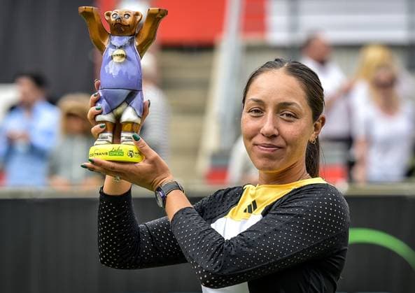 Bilder des Jahres 2024, Sport 06 Juni Sport Themen der Woche KW25 Sport Bilder des Tages Tennis, WTA, Tennis Damen Turnier in Berlin 23.06.2024, xdanx, Sport Tennis,WTA-Turnier in Berlin Finale, v.l.Jessica Pegula (USA) Turniersiegern mit dem Pokal in der Hand Berlin Steffi-Graf-Stadion Berlin Germany (DE) *** Sport Tennis, WTA Tournament in Berlin 23 06 2024, xdanx, Sport Tennis,WTA Tournament in Berlin Final, v l Jessica Pegula USA Tournament winner with the trophy in her hand Berlin Steffi Graf Stadium Berlin Germany DE Copyright: xDanielxLakomskix