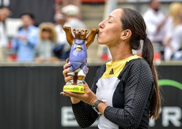 Tennis, WTA, Tennis Damen Turnier in Berlin 23.06.2024, xdanx, Sport Tennis,WTA-Turnier in Berlin Finale, v.l.Jessica Pegula (USA) Turniersiegern mit dem Pokal in der Hand und kuesst ihn Berlin Steffi-Graf-Stadion Berlin Germany (DE) Copyright: xDanielxLakomskix