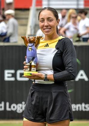 Tennis, WTA, Tennis Damen Turnier in Berlin 23.06.2024, xdanx, Sport Tennis,WTA-Turnier in Berlin Finale, v.l.Jessica Pegula (USA) Turniersiegern mit dem Pokal in der Hand Berlin Steffi-Graf-Stadion Berlin Germany (DE) Copyright: xDanielxLakomskix