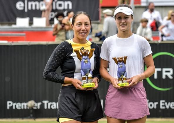 Tennis, WTA, Tennis Damen Turnier in Berlin 23.06.2024, xdanx, Sport Tennis,WTA-Turnier in Berlin Finale, v.l.Jessica Pegula (USA) Turniersiegern mit dem Pokal in der Hand mit der Tunier zweiten Anna Nikolajewna Kalinskaja Berlin Steffi-Graf-Stadion Berlin Germany (DE) Copyright: xDanielxLakomskix