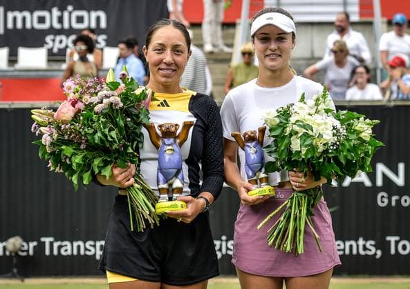 Tennis, WTA, Tennis Damen Turnier in Berlin 23.06.2024, xdanx, Sport Tennis,WTA-Turnier in Berlin Finale, v.l.Jessica Pegula (USA) Turniersiegern mit dem Pokal in der Hand mit der Tunier zweiten Anna Nikolajewna Kalinskaja Berlin Steffi-Graf-Stadion Berlin Germany (DE) Copyright: xDanielxLakomskix