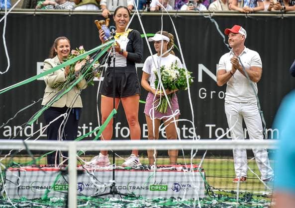 Tennis, WTA, Tennis Damen Turnier in Berlin 23.06.2024, xdanx, Sport Tennis,WTA-Turnier in Berlin Finale, v.l.Jessica Pegula (USA) Turniersiegern mit dem Pokal in der Hand Berlin Steffi-Graf-Stadion Berlin Germany (DE) Copyright: xDanielxLakomskix