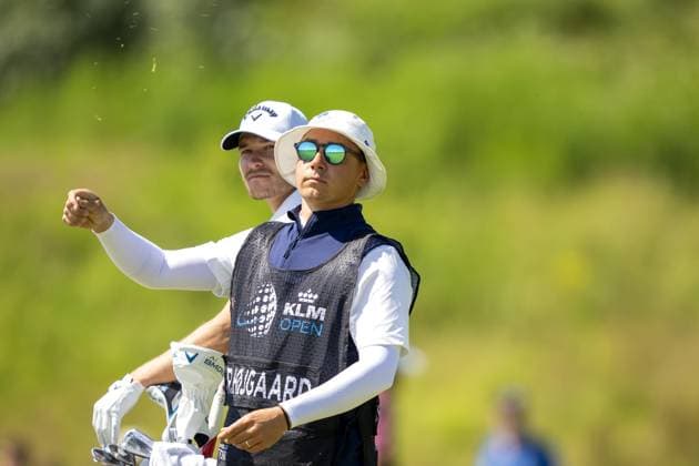 BADHOEVEDORP - The caddy of Rasmus Hojgard (DEN) checks the wind direction during the last day of the 104th edition of the KLM Open golf at The International golf course near Amsterdam. ANP SANDER KONING xVIxANPxSportx xxANPxIVx 501856272 originalFilename: 501856272.jpg