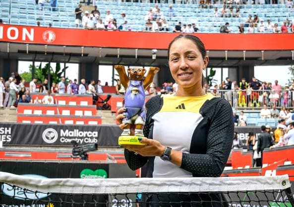 Tennis, WTA, Tennis Damen Turnier in Berlin 23.06.2024, xdanx, Sport Tennis,WTA-Turnier in Berlin Finale, v.l.Jessica Pegula (USA) Turniersiegern mit dem Pokal in der Hand Berlin Steffi-Graf-Stadion Berlin Germany (DE) Copyright: xDanielxLakomskix