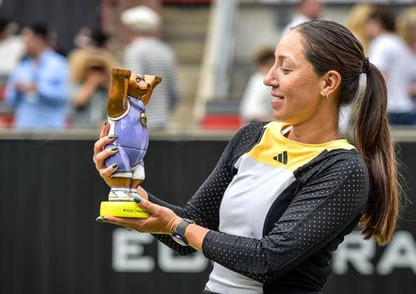 Tennis, WTA, Tennis Damen Turnier in Berlin 23.06.2024, xdanx, Sport Tennis,WTA-Turnier in Berlin Finale, v.l.Jessica Pegula (USA) Turniersiegern mit dem Pokal in der Hand Berlin Steffi-Graf-Stadion Berlin Germany (DE) Copyright: xDanielxLakomskix