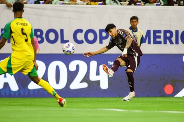 MEXICO - JAMAICA COPA AMERICA 2024 HOUSTON, TX, USA - JUNE 22ND 2024: Copa America first game of Group B between Mexico and Jamaica at the NRG Stadium. 2 Defender Mexico, Jorge Sanchez with a crosser from the right side Mandatory Credit: Toby Tande Avant Sports Houston NRG Stadium Mexico Copyright: xTorbjornxTandex